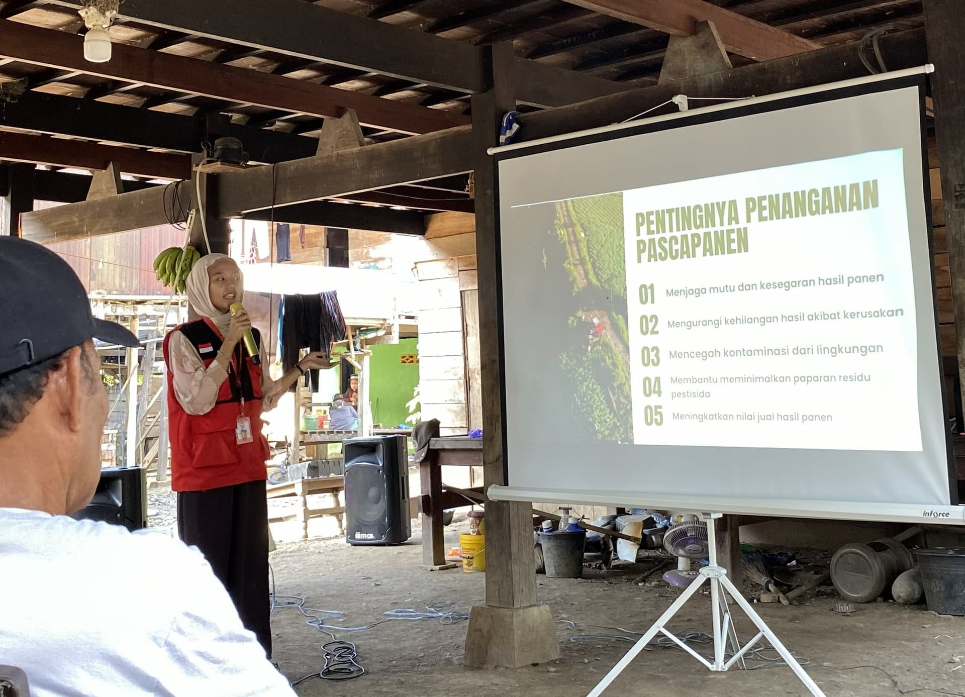 Perkuat Pengetahuan Petani, KKN-T Unhas Edukasi Penanganan Pascapanen di Sidrap